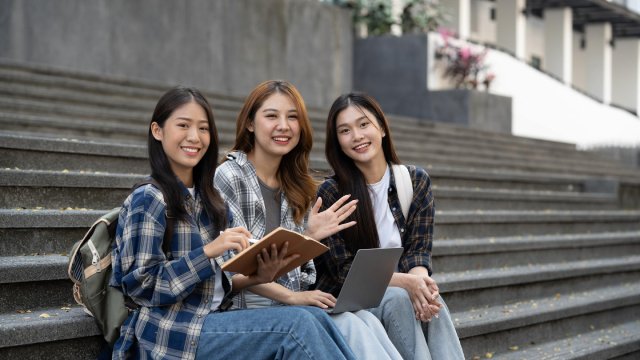 Mahasiswa berdiskusi santai di lingkungan kampus sebagai bagian dari proses menentukan pilihan universitas